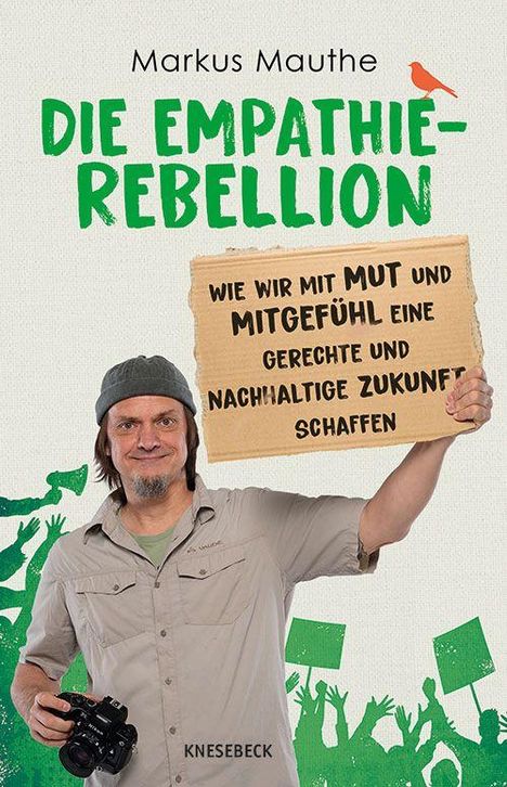 Text: "Markus Mauthe. DIE EMPATHIE-REBELLION. Wie wir mit Mut und Mitgefühl eine gerechte und nachhaltige Zukunft schaffen." 

Ein Mann hält ein Schild, im Hintergrund sind grüne Silhouetten von demonstrierenden Menschen.