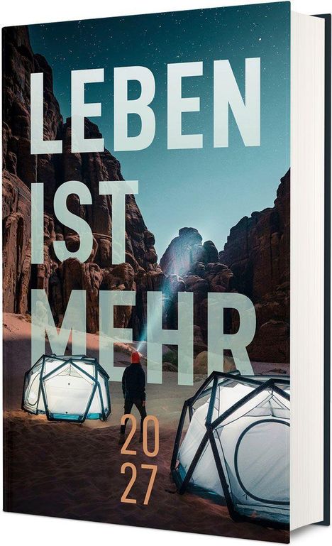 Text: "LEBEN IST MEHR 2027". Eine Person steht zwischen modernen, beleuchteten Zelten in einer felsigen Wüstenlandschaft unter Sternenhimmel.