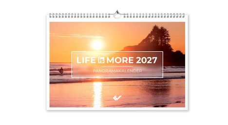 „LIFE IS MORE 2027 PANORAMAKALENDER“. Sonnenuntergang, Surfer im Wasser, Bäume am Ufer.
