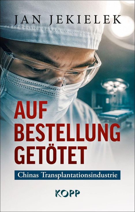 „Auf Bestellung getötet: Chinas Transplantationsindustrie“. Titel über einem Chirurgen mit Brille und Maske im OP.