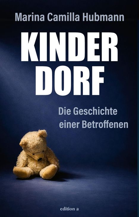 Text: "Marina Camilla Hubmann. KINDERDORF. Die Geschichte einer Überlebenden." Ein einsamer Teddybär sitzt auf blauem Hintergrund.