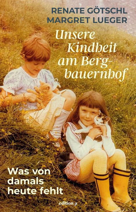 Zwei Mädchen sitzen auf einer Wiese, eins hält ein Kätzchen, das andere ein Kätzchen.