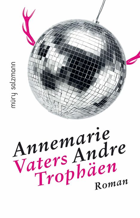 Auf weißem Hintergrund schwebt eine verspiegelte Diskokugel mit pinken Geweihen und dem Titel "Annemarie Vaters Andre Trophäen".