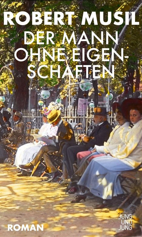 „Robert Musil, Der Mann ohne Eigenschaften, Roman“. Menschen sitzen auf Parkbänken, unter Bäumen, teils mit Hüten.