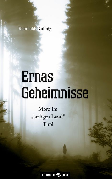 Ernas Geheimnisse: Mord im „heiligen Land“ Tirol. Eine Person wandert allein auf einem nebligen Waldweg.