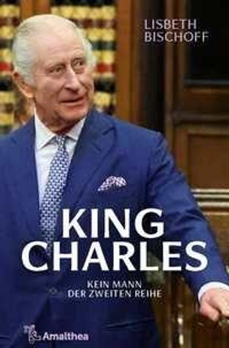 „KING CHARLES – KEIN MANN DER ZWEITEN REIHE“ von Lisbeth Bischoff. Ein Mann in Anzug steht in formellem Raum. Logo unten.
