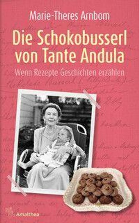 "Die Schokobusserl von Tante Andula. Wenn Rezepte Geschichten erzählen." Schwarzweiß-Foto einer lächelnden Frau mit Hund.