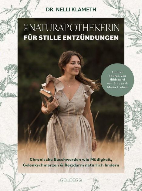 Dr. Nelli Klameth. Die Naturapothekerin für stille Entzündungen. Frau in einem Kleid mit Buch in einer Wiese.