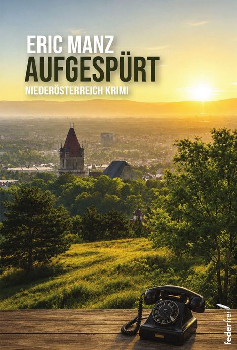 "ERIC MANZ AUFGESPÜRT NIEDERÖSTERREICH KRIMI." Aussicht auf eine Stadt in Abendlicht, vorn ein altes Telefon auf Holz.
