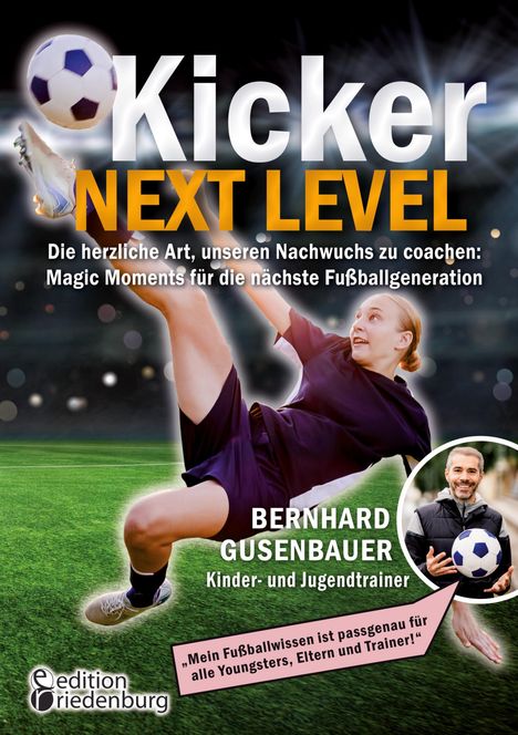 „Kicker NEXT LEVEL“; Anleitung zum Jugendfußballcoaching. Bild: spielendes Kind, Trainer lächelt mit Ball.
