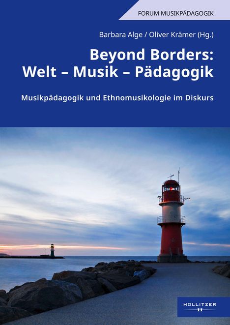 "Beyond Borders: Welt – Musik – Pädagogik", roter Leuchtturm vor einem Meereshorizont bei Sonnenuntergang, Himmel blau.