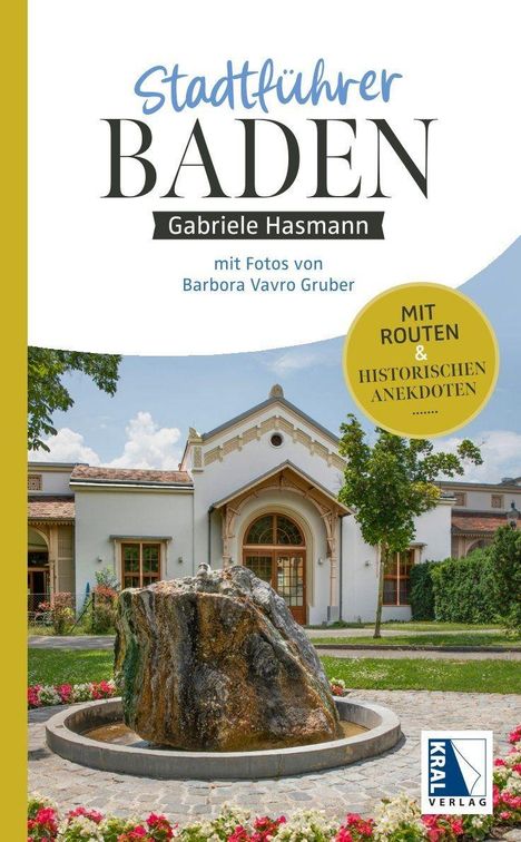 „Stadtführer Baden“ von Gabriele Hasmann, Fotos von Barbora Vavro Gruber. Gebäude mit großer Tür und Rundfenster, Baum und Brunnen.