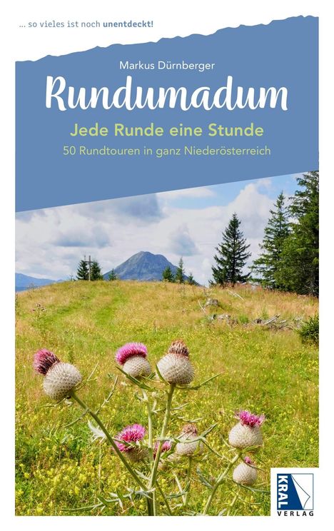 "Rundumadum. Jede Runde eine Stunde. 50 Rundtouren in ganz Niederösterreich." Blumenwiese mit Bergen im Hintergrund.