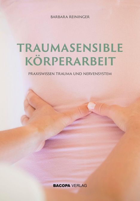 "TRAUMASENSIBLE KÖRPERARBEIT, PRAXISWISSEN TRAUMA UND NERVENSYSTEM, BARBARA REININGER." Zwei Hände auf einem Rücken.