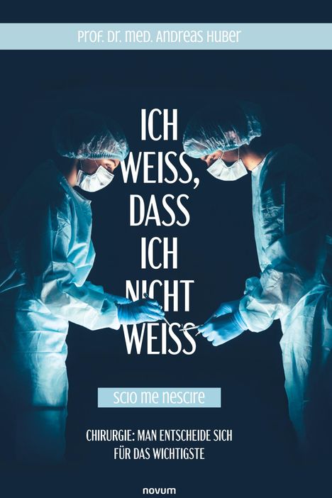 Zwei Chirurgen in OP-Kleidung überreichen sich Instrumente.