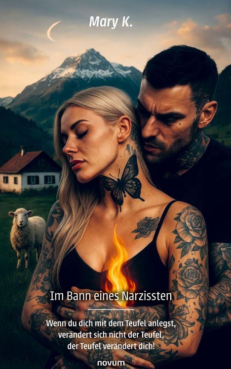 Text: "Mary K.; Im Bann eines Narzissten; Wenn du dich mit dem Teufel anlegst, verändert sich nicht der Teufel, der Teufel verändert dich!; novum." 

Eine tätowierte Frau und ein Mann in inniger Umarmung vor Bergkulisse und Schaf.