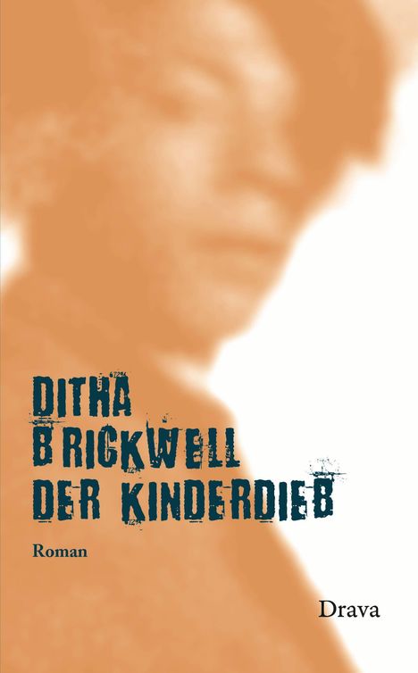 „Ditha Brickwell, Der Kinderdieb, Roman, Drava“ steht auf einem unscharfen, sepiafarbenen Hintergrund mit einem Gesicht.