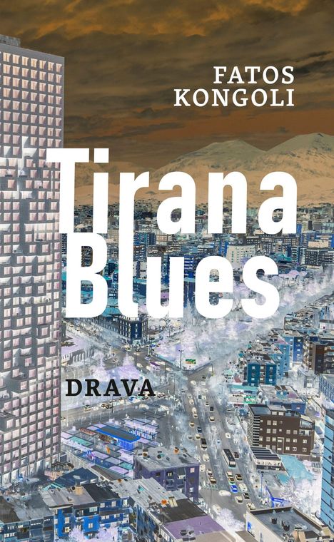"Tirana Blues" von Fatos Kongoli, Verlag DRAVA. Eine überlagerte Stadtansicht mit einem Hochhaus und Bergen im Hintergrund.