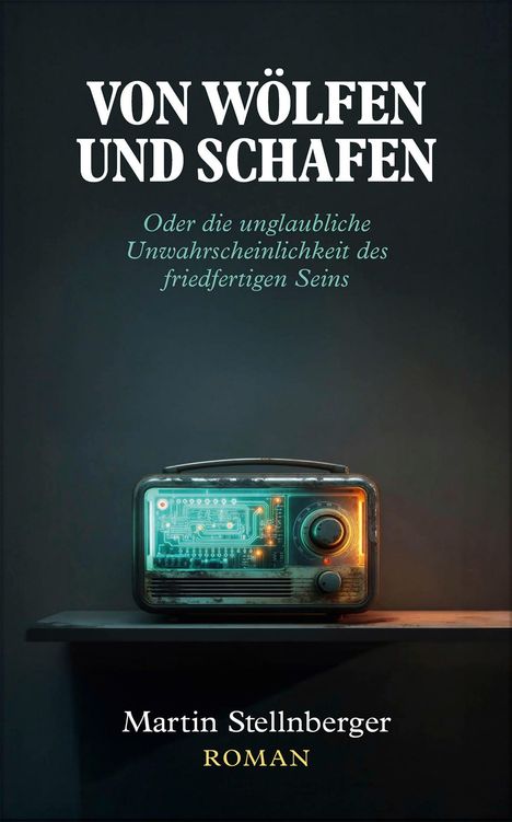 „Von Wölfen und Schafen“, darunter ein altes Radio auf einem Regal; der Autor ist Martin Stellnberger.