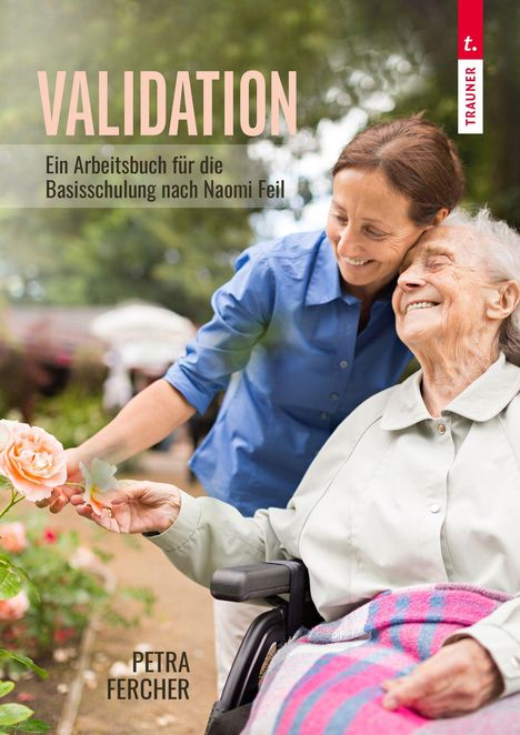„VALIDATION“, Arbeitsbuch für Basisschulung, Petra Fercher. Frau umarmt lächelnde ältere Dame im Rollstuhl, beide strahlen.