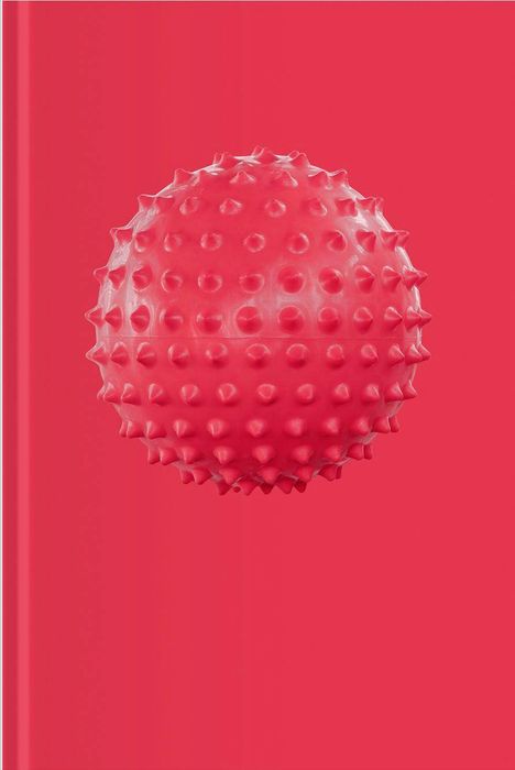 Roter Noppenball schwebt vor rotem Hintergrund, plastisch und strukturiert.