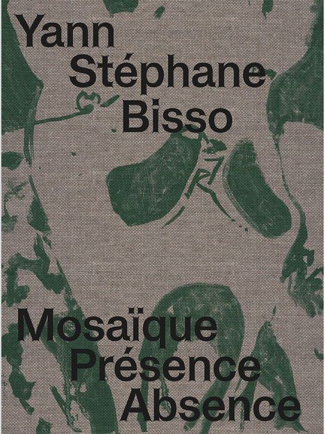 Texte: "Yann Stéphane Bisso", "Mosaïque Présence Absence". Grauer Hintergrund mit grünen abstrakten Mustern.