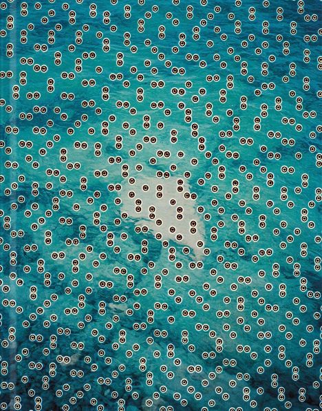 Kreise in verschiedenen Anordnungen auf einem türkisfarbenen, wolkenartigen Hintergrund; Illustration.