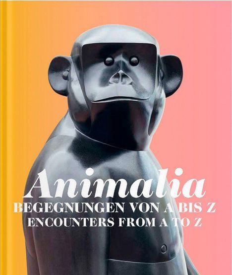 Text: "Animalia. Begegnungen von A bis Z. Encounters from A to Z." Schwarze Affenskulptur, Hintergrund in Orange und Rosa.