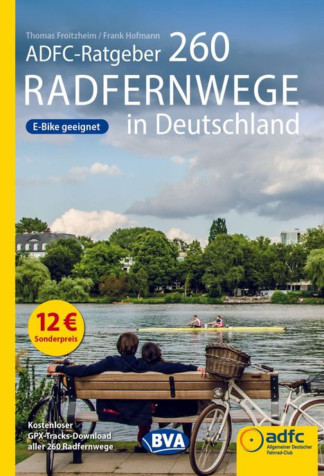 Titel: "ADFC-Ratgeber 260 Radfernwege in Deutschland". Paar sitzt auf Bank, Fahrräder, Fluss, Ruderer, Bäume.