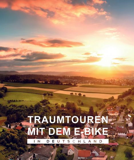 Text: "TRAUMTOUREN MIT DEM E-BIKE IN DEUTSCHLAND". Ein Sonnenuntergang über einer ländlichen Landschaft mit Feldern und Dorf.