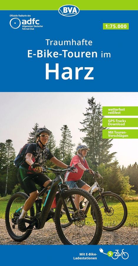"Traumhafte E-Bike-Touren im Harz." Zwei Menschen fahren auf E-Bikes durch einen Waldweg bei sonnigem Wetter.