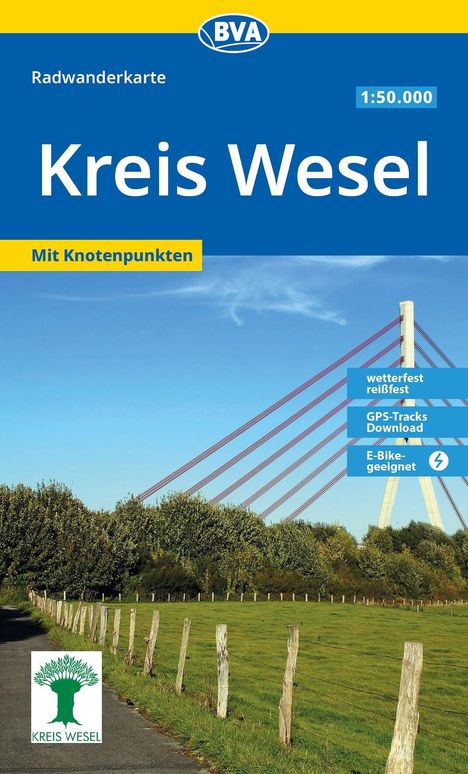 Radwanderkarte Kreis Wesel, wetterfest, GPS-Tracks, E-Bike-geeignet. Foto: Wiese, Bäume, Brücke, leuchtender Himmel.