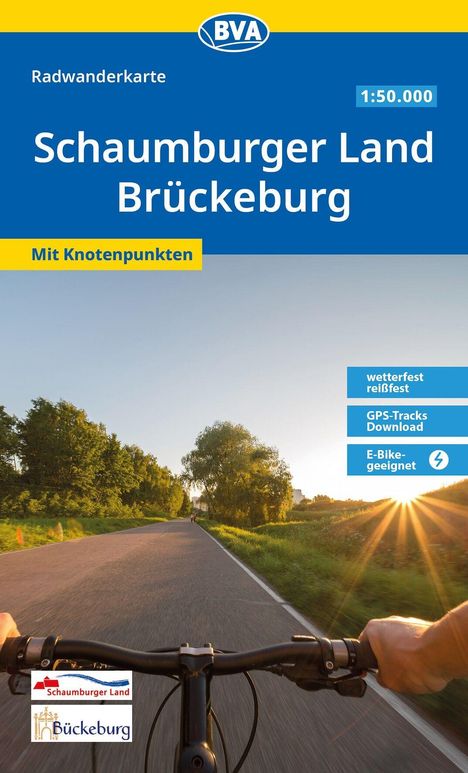 Text: "Radwanderkarte Schaumburger Land Bückeburg", "Mit Knotenpunkten", "1:50.000", "wetterfest reißfest", "GPS-Tracks Download", "E-Bike-geeignet". Oben gelbes und blaues Logo, unten zwei Logos. Fahhradlenker auf einer Straße bei Sonnenuntergang.