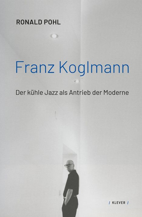 RONALD POHL, Franz Koglmann: Der kühle Jazz als Antrieb der Moderne. Ein Mann steht in einem schlichten, weißen Raum.