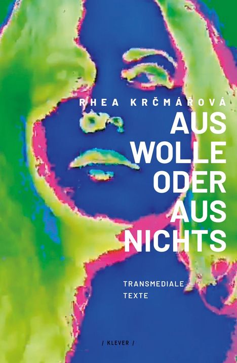 "Rhea Krčmářová. Aus Wolle oder aus Nichts. Transmediale Texte. Klever." Bunte Illustration eines Gesichts mit Kontrasteffekten.