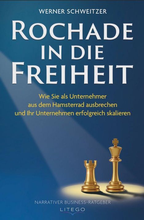 "Rochade in die Freiheit" von Werner Schweitzer. Ein König und ein Turm aus Schachspiel in goldenen Tönen.