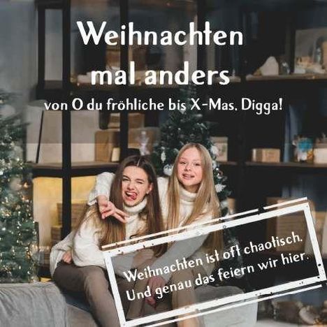 "Weihnachten mal anders - von O du fröhliche bis X-Mas, Digga! Weihnachten ist oft chaotisch. Und genau das feiern wir hier." Zwei lachende Mädchen vor Weihnachtsbaum.
