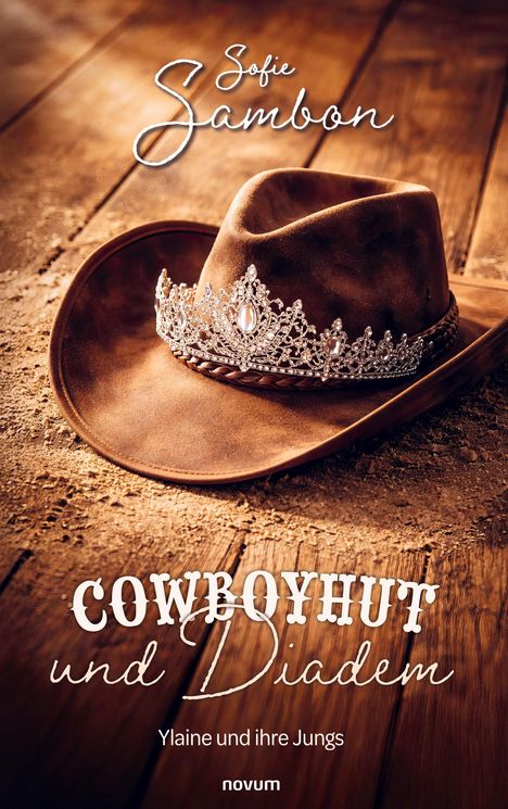 Der Text lautet: "Sofie Sambon, COWBOYHUT und Diadem, Ylaine und ihre Jungs, novum". Ein Cowboyhut mit Diadem liegt auf Holzboden.
