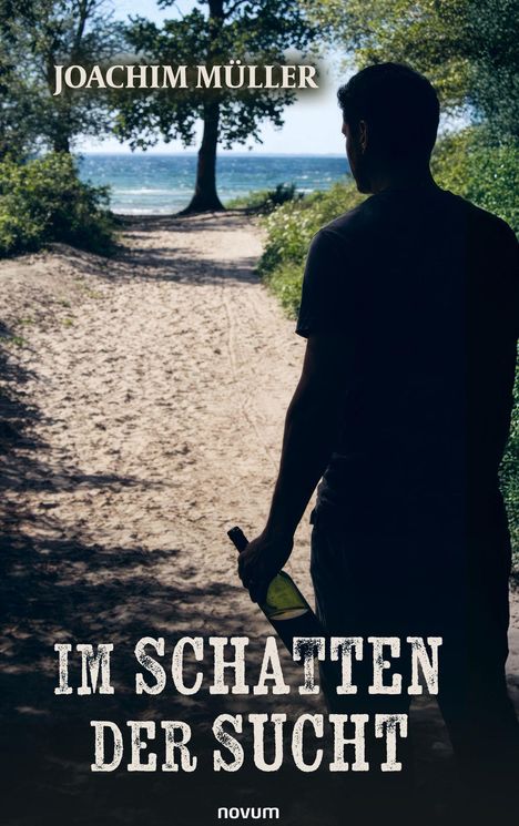 "Joachim Müller" und "Im Schatten der Sucht". Ein Mann steht auf einem Waldweg, hält eine Flasche, Blick zum Meer.