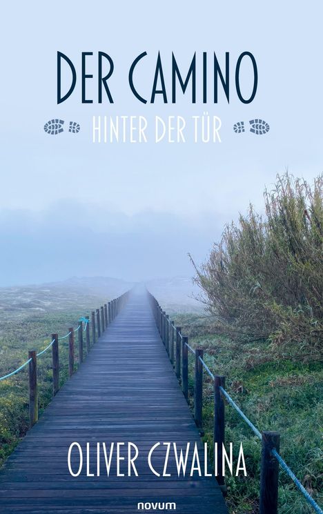 "Der Camino hinter der Tür" in großen Buchstaben. Darunter ein nebliger Holzweg durch grüne Landschaft.