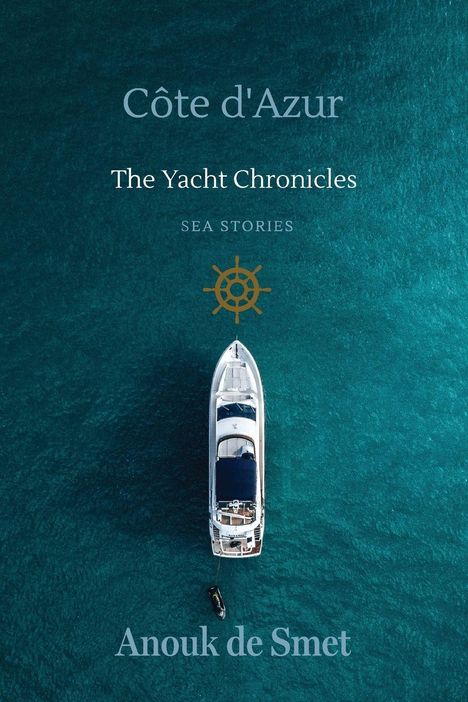 "Côte d'Azur, The Yacht Chronicles, SEA STORIES, Anouk de Smet." Obenaufnahme einer Yacht auf türkisfarbenem Wasser.