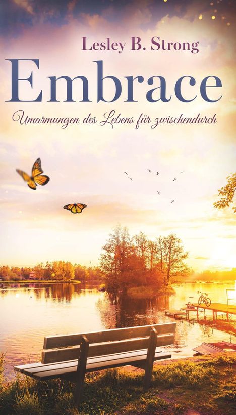„Lesley B. Strong, Embrace, Umarmungen des Lebens für zwischendurch“. See mit Bank, Fahrrad, Schmetterlingen. Sonnenuntergang.