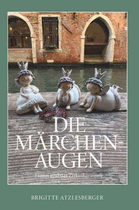 "DIE MÄRCHEN-AUGEN" und "Brigitte Atzlesberger". Drei Engel-Figuren vor einem venezianischen Kanal mit roten Backsteinwänden.