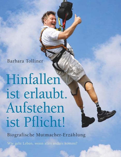 "Hinfallen ist erlaubt. Aufstehen ist Pflicht!" Ein Mann mit Prothesen lacht und zeigt Daumen hoch beim Gleitschirmfliegen.