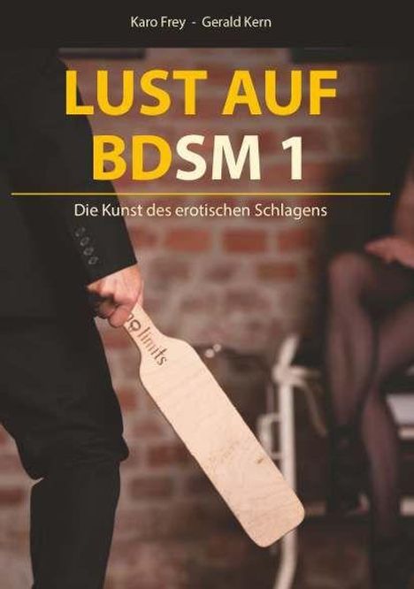 Text: "LUST AUF BDSM 1" und "Die Kunst des erotischen Schlagens". Person hält einen Paddle, Hintergrund unscharf.