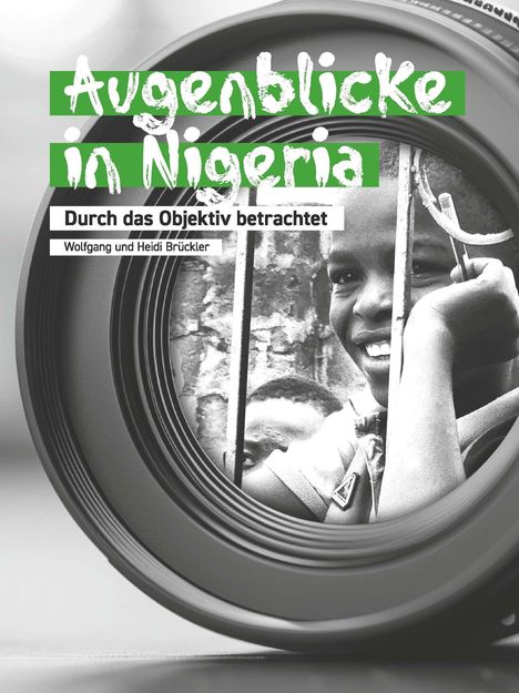 „Augenblicke in Nigeria: Durch das Objektiv betrachtet“ von Wolfgang und Heidi Brückler. Kind hinter Kameraobjektiv.