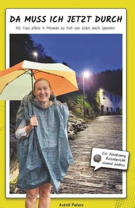 „DA MUSS ICH JETZT DURCH. Als Frau allein 4 Monate zu Fuß von Wien nach Spanien.“ Frau mit Regenschirm auf Kopfsteinpflaster.