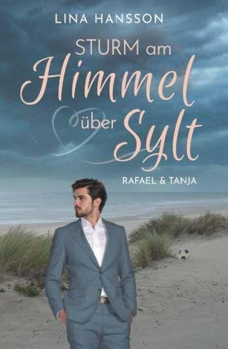 Lina Hansson, "Sturm am Himmel über Sylt". Rafael & Tanja. Ein Mann im Anzug steht am Strand unter wolkigem Himmel.