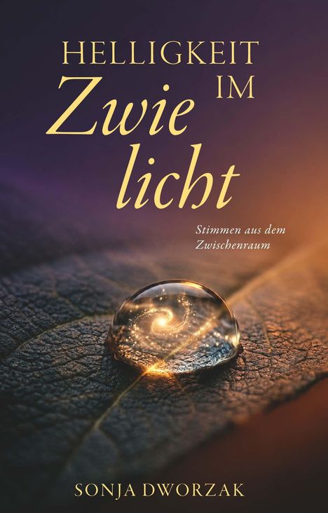 „HELLIGKEIT IM Zwielicht – Stimmen aus dem Zwischenraum“ von Sonja Dworzsak. Tautropfen mit Lichtspirale auf Blatt.