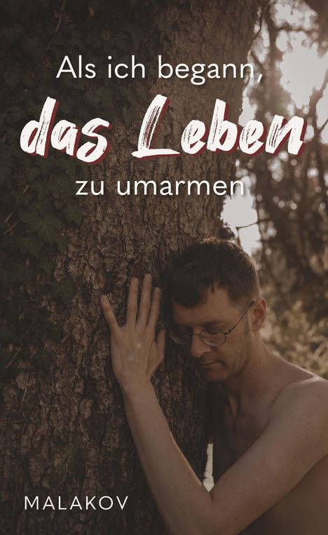 Als ich begann, das Leben zu umarmen. Ein Mann umarmt zärtlich einen Baum, Sonnenlicht im Hintergrund. MALAKOV.